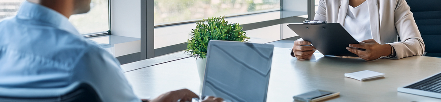 Atua na gestão de pessoas, incluindo recrutamento, desenvolvimento, clima organizacional e políticas de relacionamento e desempenho.