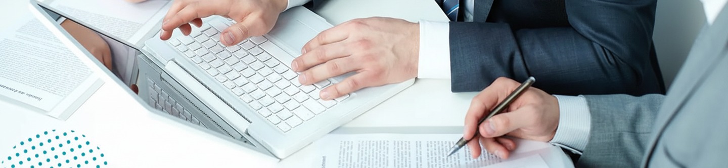 È responsável por planejar, coordenar e garantir a eficiência operacional de uma empresa, atuando como a base para o alcance dos objetivos organizacionais.